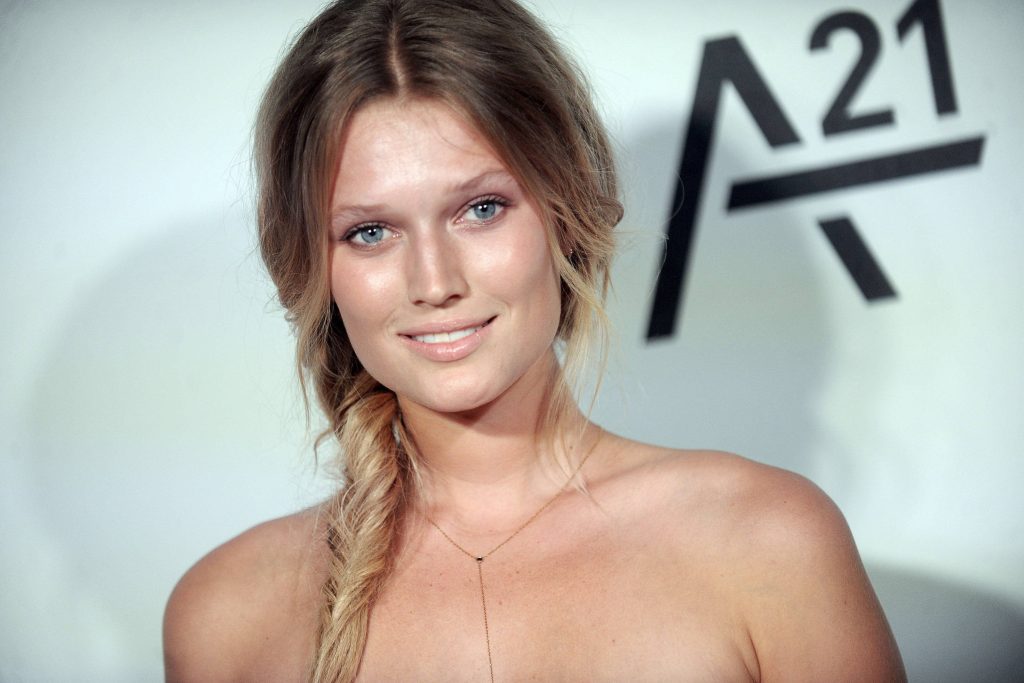 Toni garrn 2016