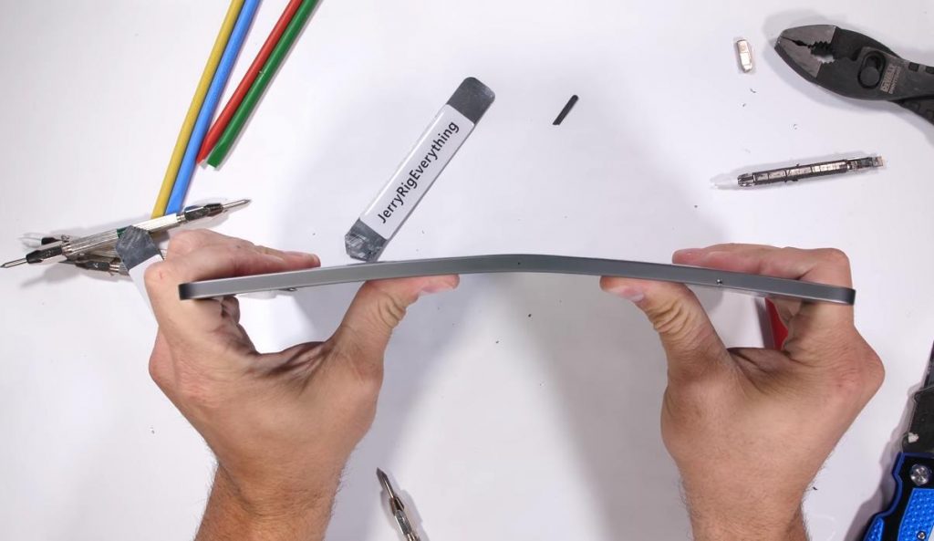 Apple says 2018 ipad pros bending is a feature not a bug 524352 2