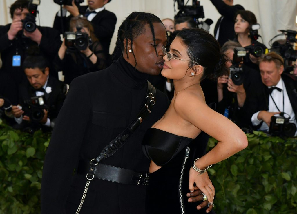 Travis scott kissing kylie