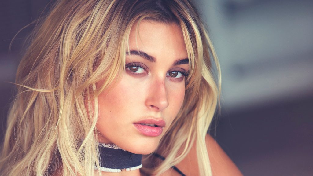 Hailey baldwin wearing a chocker