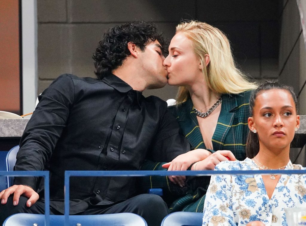 Joe jonas sophie turner kissing