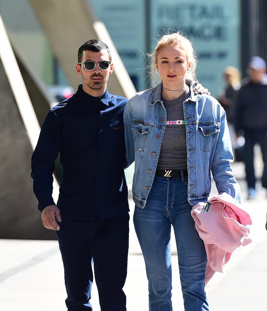 Joe jonas with sophie looking for a house in la