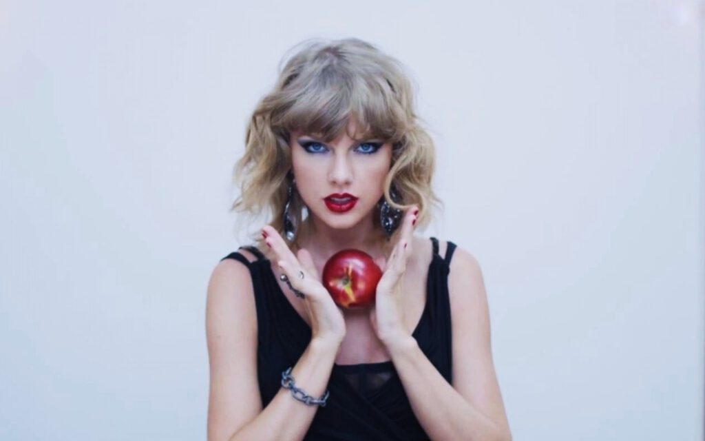 Taylor swift with apple