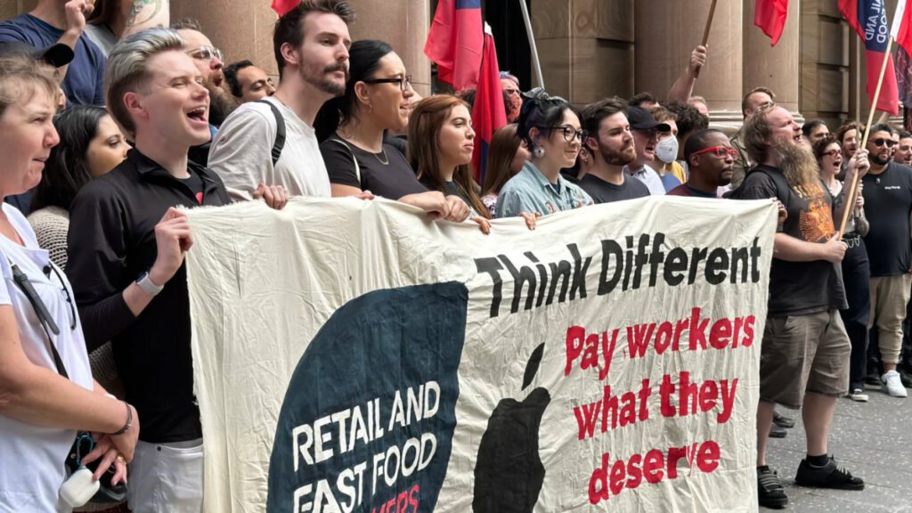 Australia apple store workers go on strike