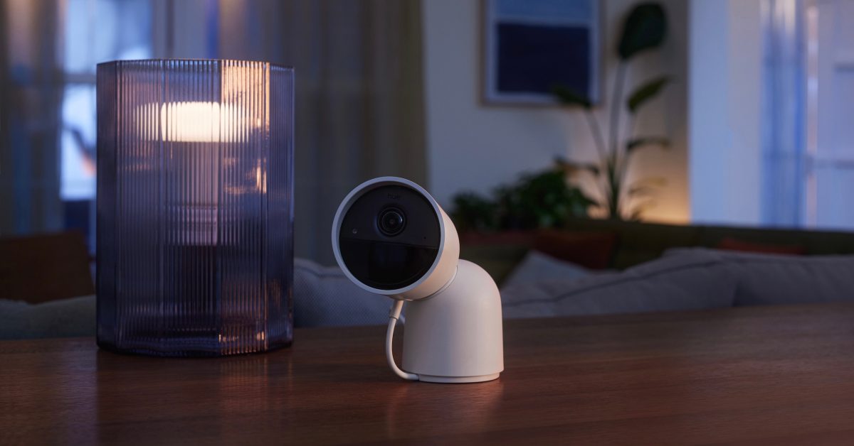 Philips hue secure camera lifestyle 1.jpg