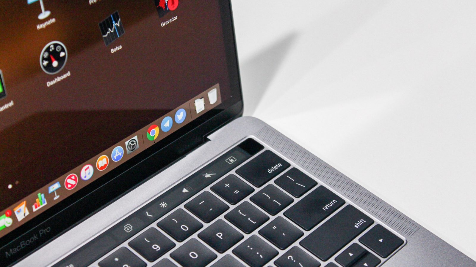 2017 macbook pro with touch bar now considered ‘vintage and