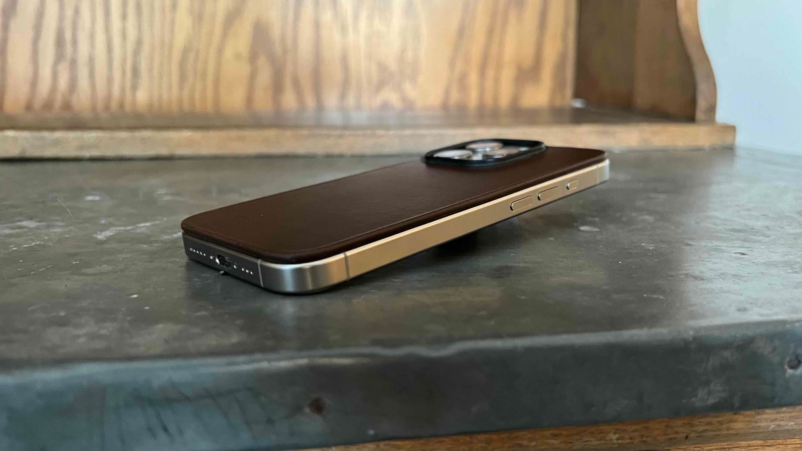 Nomad launches super slim magnetic leather back for iphone 15
